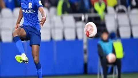 塞蒂恩执教国安首秀合影瞬间，迅速加入合影行列